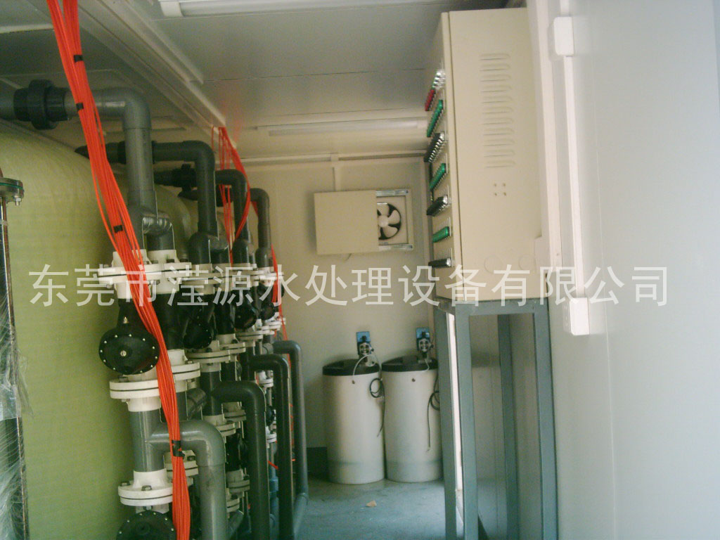 /></p><p>“中國海監(jiān)3015”船1500噸級，2012年9月開工建造，2014年1月在廣州交船，3月28日剛剛開回天津?！爸袊１O(jiān)3015”船是我國首艘交付使用的省級較大噸位維權(quán)執(zhí)法專用船。</p><p>“中國海監(jiān)3015”船不但配備了通導(dǎo)、強聲強光、高壓水炮和光電取證直升機飛行甲板等優(yōu)秀設(shè)備，具有過硬的海洋環(huán)保執(zhí)法能力，而且本身在設(shè)計上就十分環(huán)保，從自身杜絕了海洋五大污染源之一的船舶污染。</p><p>    該船較大限度實現(xiàn)節(jié)能減排，同時設(shè)置了反滲透海水淡化裝置，每天能提供10噸生活淡水。工作生活污水、廢熱水和垃圾都能夠在船內(nèi)特定設(shè)備上進(jìn)行回收或循環(huán)利用，不會傾倒污染海水。</p><p>    中國海監(jiān)天津市總隊總隊長吳樹軍介紹，“中國海監(jiān)3015”船的正式入列，極大提升本市海洋行政執(zhí)法能力，有效查處違法使用海域、損害海洋環(huán)境和資源、破壞海洋公共設(shè)施等行為。</p><p>    “中國海監(jiān)3015”船由中船重工第701研究所設(shè)計，2012年9月21日在中船黃埔文沖造船有限公司開工建造。該船總長88.9米，型寬12.2米，設(shè)計排水量1750噸，定員50人，續(xù)航力為5000海里，自持力為40晝夜，設(shè)計航速不小于20節(jié)，并配有直升機飛行甲板及艦面系統(tǒng)。該船的設(shè)計和建造綜合考慮了海上執(zhí)法取證、航行安全、海上救助和消防、生活居住等要素，布局合理、外形整體協(xié)調(diào)流暢、功能完備，配置了通導(dǎo)、強聲強光、高壓水炮、光電取證等優(yōu)秀設(shè)備，設(shè)置了直升機起降平臺及助降設(shè)備。該船在節(jié)能環(huán)保方面亮點頗多：船上設(shè)置<a href=http://yihder.net/products/>反滲透海水淡化裝置</a>，每天能提供10噸生活淡水。設(shè)置有兩臺處理能力3000L/天的<a href=http://yihder.net/chunshuishebei/>生活污水處理裝置</a>，工作生活污水能得到及時有效地處理。通過冷卻水廢熱供熱單元、多功能換熱單元和熱水/電輔雙熱源熱水爐實現(xiàn)廢熱水可循回利用。</p><p> </p></div>
						<div   id=