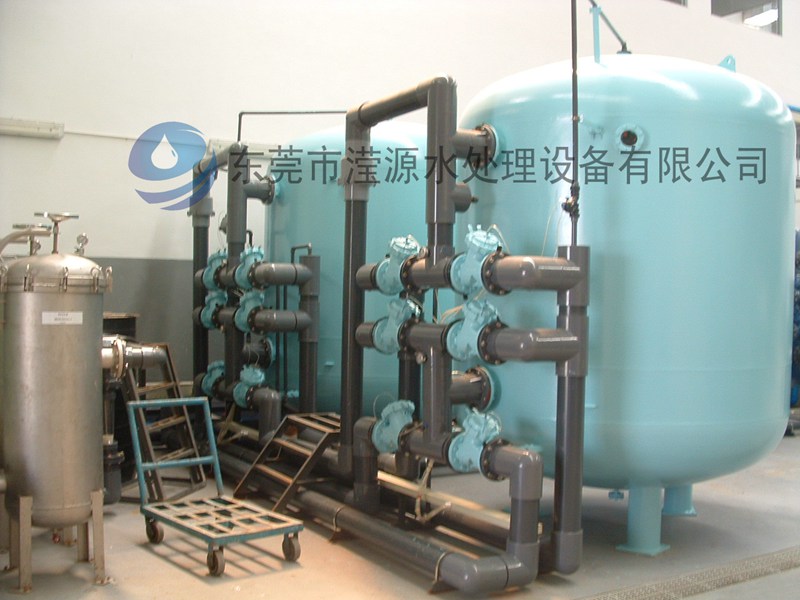  width=580 height=460 /><br /></div><div>應(yīng)用范圍：系列全自動(dòng)軟水器：可廣泛應(yīng)用于蒸汽鍋爐、熱水鍋爐、交換器、蒸發(fā)冷凝器、空調(diào)、直燃機(jī)等系統(tǒng)的補(bǔ)給水的軟化。還可用于賓館、飯店、寫字樓、公寓、家居等生活用水的處理及食品、飲料、釀酒、工業(yè)鍋爐、熱交換器、空調(diào)、洗衣、印染、化工、醫(yī)藥、沐浴設(shè)備及食品、制藥、電子等行業(yè)的軟化水處理</div><div><br /></div><div>全自動(dòng)軟化水是將軟化器運(yùn)行及再生的每一個(gè)步驟實(shí)現(xiàn)軟水自動(dòng)控制，并采用時(shí)間、流量或其它感應(yīng)器等方式來啟動(dòng)再生。全自動(dòng)軟水器裝置的基本構(gòu)成為：FLECK或Autotrol多路控制閥、樹脂罐（含001＊7樹脂）、鹽箱及管路系統(tǒng)。軟水機(jī)除去水中過多的鈣鎂離子，通過離子交換的方式，達(dá)到除垢的目的。</div></div>
						<div   id=